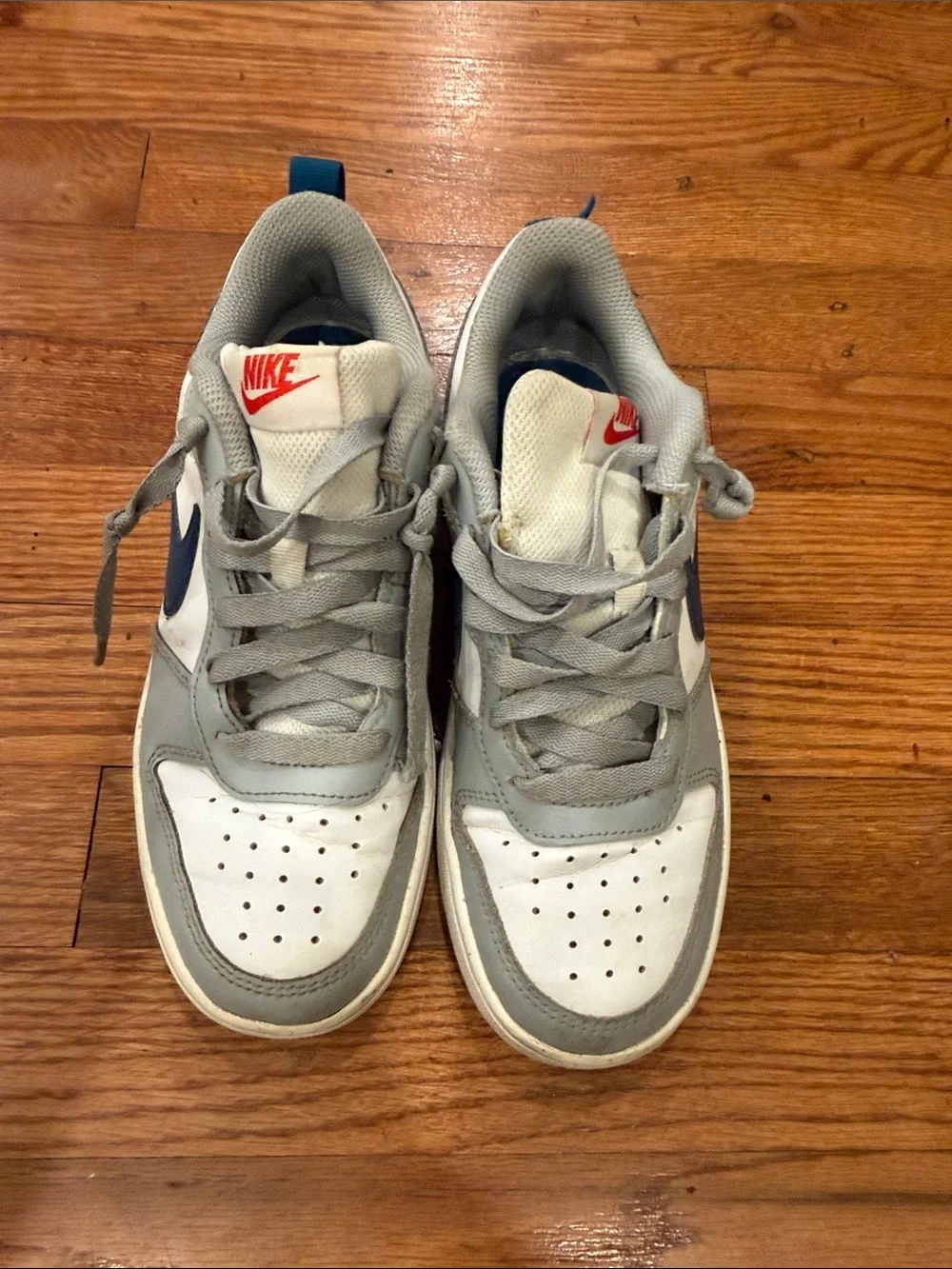 size 4.5 Nike Kids Low-Top Sneakers in White, Light Gray & Blue use good con